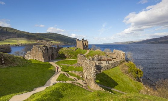 vb34163111_urquhart castle commands great views of loch ness_14-08-2019.jpg