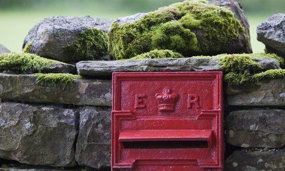 vb33073924_postbox set into a traditional stone wall covered with moss, in yorkshire dales national park_18-08-2019.jpg