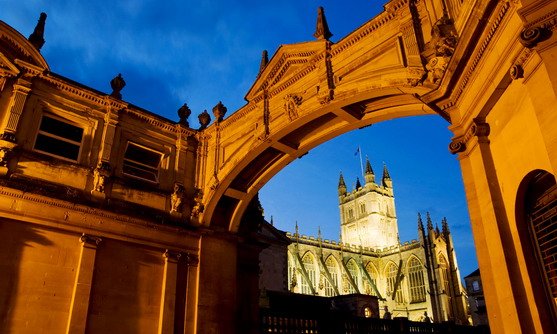 ve13337_a view of bath abbey at dusk framed by an archway_22-08-2019.jpg