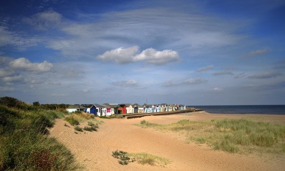 ve17075_a row of beach huts in the distance on the lincolnshire coast_07-03-2020.jpg