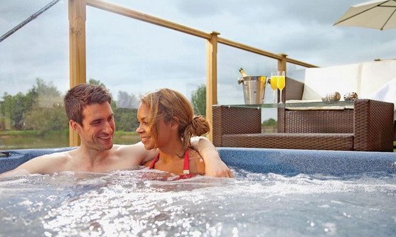 willow lakes lodges hot tub.jpg