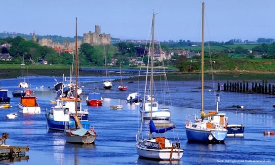 engeland northumberland sailing boats in the river coquet at warkworth, with warkworth castle in the distance.jpg